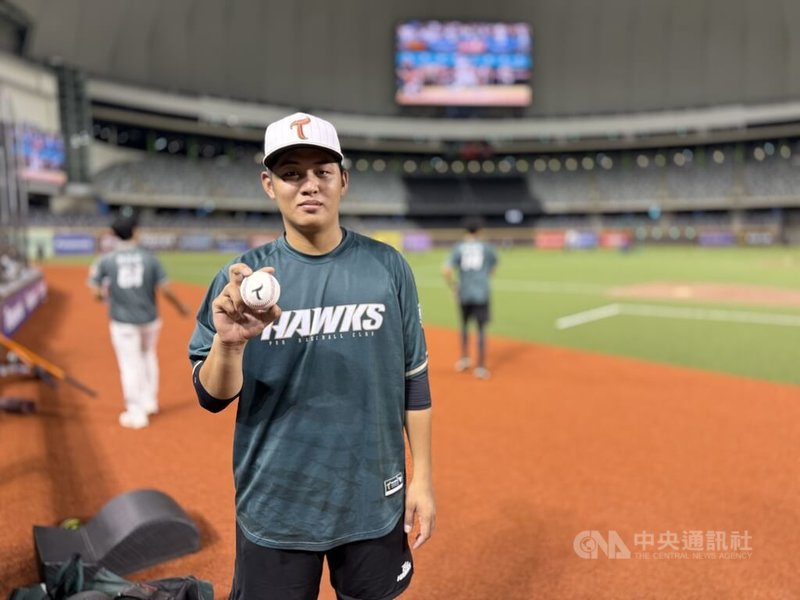 中華職棒台鋼雄鷹隊選秀狀元投手韋宏亮（圖）隨隊一軍，被投手教練橫田久則評價為「有趣」，韋宏亮12日受訪時透露，近期有多練變速球，希望讓球種更豐富。中央社記者謝靜雯攝　114年8月12日