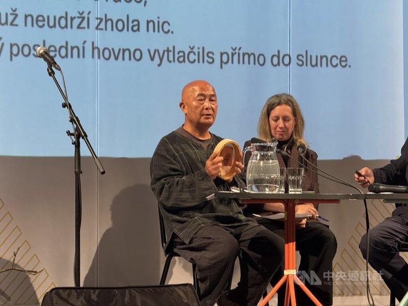 中國異議作家廖亦武(左)以批判中國極權著稱,流亡海外已15年。近期他前往捷克與斯洛伐克參加7月至8月初的中歐文學盛會「作家閱讀月」,會中朗讀其作品「上帝是紅色的」,以及在現場表演樂器。中央社記者劉郁葶布爾諾攝 114年8月12日
