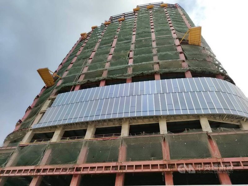 台北市中正區雙子星大樓建案12日發生火警，起火點位於16樓，警消獲報後迅速到場協助處理，所幸無人傷亡。（翻攝照片）中央社記者黃麗芸傳真  114年8月12日