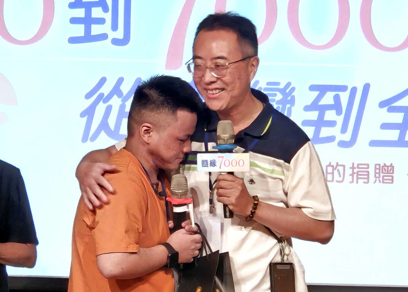 越南血癌少年阿福（左）與捐髓人楊先生（右）12日在台北相見歡，阿福情緒激動地感謝楊先生救命之恩，雙方相擁致意。中央社記者陳婕翎攝　114年8月12日