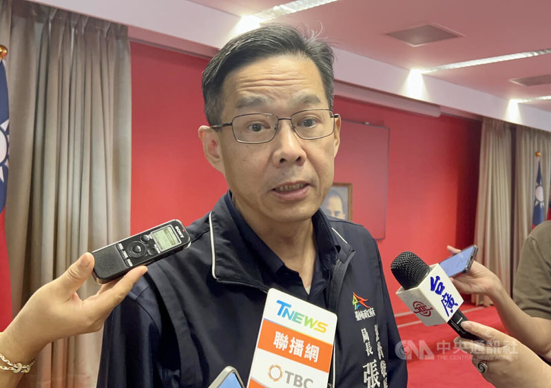 台中市政府12日在市政會議中通過「台中市自助洗衣店安全管理自治條例」草案，台中市經發局長張峯源說明立法目的及法案內容，盼強化風險控管。中央社記者郝雪卿攝  114年8月12日