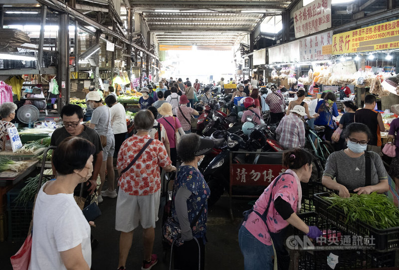 氣象署12日清晨發布楊柳海上颱風警報,預計接近台灣的過程中,強度有稍增強、暴風半徑稍擴大的趨勢,並預估13日風雨將最為明顯。圖為新北市三重果菜市場,許多民眾出門採買,做好防颱準備。中央社記者趙世勳攝 114年8月12日
