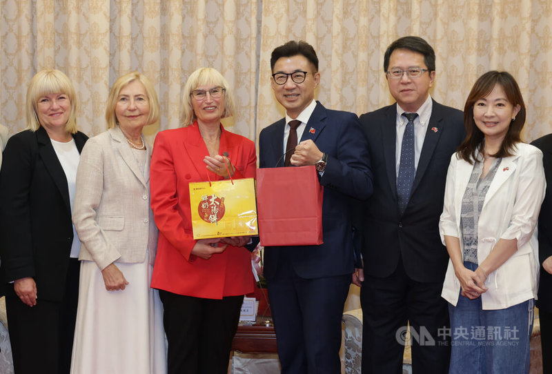 立法院副院長江啟臣(右3)12日在立法院接見拉脫維亞國會友台小組主席契爾錢妮(Ingrīda Circene,另譯:齊翠蓮)(左3)訪問團一行,歡迎他們來台訪問,雙方互贈禮品合影留念。中央社記者裴禛攝 114年8月12日