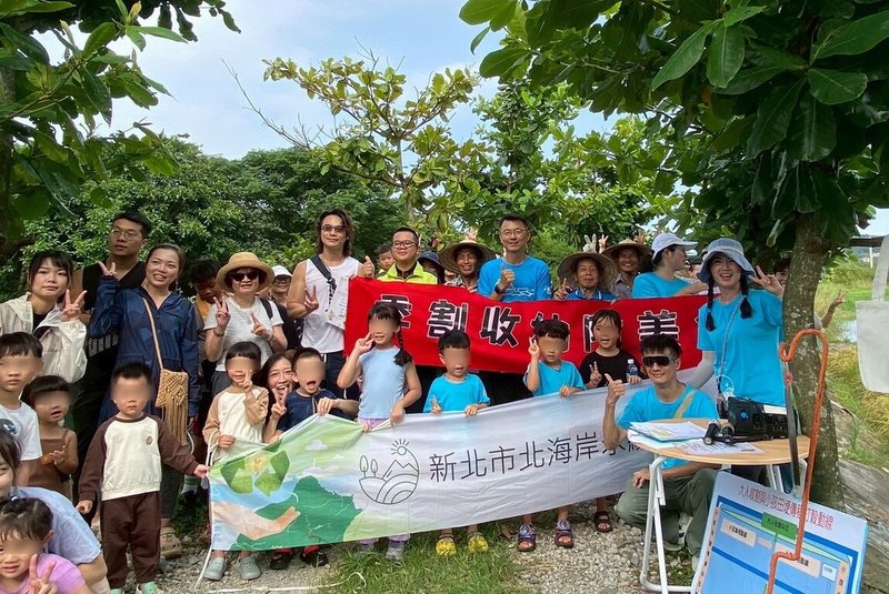 新北市金山區金美國小附設幼兒園日前舉辦「收割季」,並推出走讀濕地親子闖關活動,邀請家長與孩子一同認識、了解家鄉之美。(金美國小附幼提供)中央社記者黃旭昇新北市傳真 114年8月12日