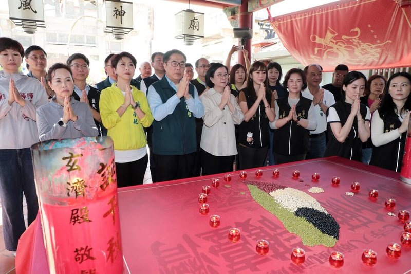 颱風楊柳逼近，台南市長黃偉哲（前排左3）12日在中西區風神廟點燈祈福，祈願減緩颱風豪雨威力，莫釀成重大災情。（台南市政府提供）中央社記者張榮祥台南傳真　114年8月12日