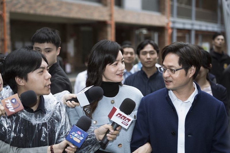 台海戰爭劇「零日攻擊」熱播中,飾演總統的Janet(中)在劇中被問從政的目的為何,她回應:「想做一個真正的台灣總統」。而戲外Janet現正闖蕩好萊塢,想累積人脈製作自己的節目或是戲劇。(牽猴子提供)中央社記者洪素津傳真 114年8月12日