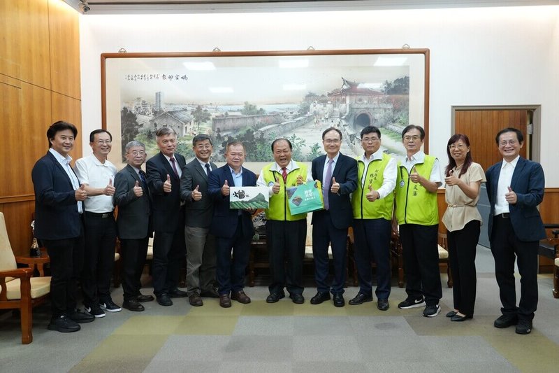 中興大學副校長蔡清標（右5）11日帶隊赴澎湖縣政府拜會縣長陳光復（右6），雙方就淨零碳排、藍碳策略、智慧城市及遠距照護等議題深入交流，12日並舉辦「澎湖永續創新發展座談會」。（澎湖縣政府提供）中央社  114年8月12日