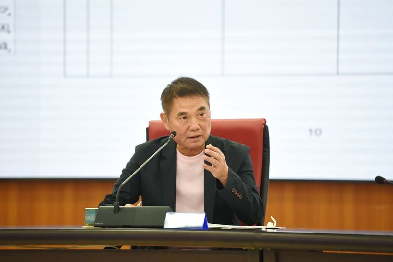 苗栗縣合法露營場比例偏低，為協助輔導業者走向合法化，縣府設置輔導團隊，仍有105家連第1階段都遲未提出申請。縣長鍾東錦（圖）12日在縣務會議中怒斥視公權力為無物，即起針對這些業者每週稽查5家，對明顯有整地改變地形地貌的露營場優先依法開罰。（苗栗縣政府提供）中央社記者管瑞平傳真  114年8月12日