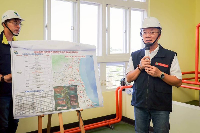 颱風楊柳來襲,宜蘭縣代理縣長林茂盛(右)12日前往五結鄉茅仔寮抽水站視察,指示水利資源處務必確保各抽水站、移動式抽水機、淹水感知器等防汛設備正常運作,也呼籲民眾落實防颱準備。(宜蘭縣政府提供)中央社記者王朝鈺傳真 114年8月12日