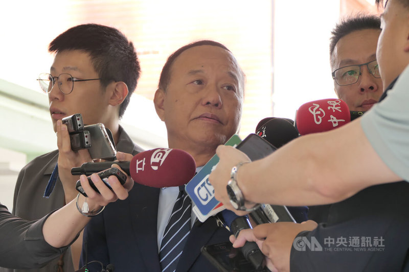 國防部副部長柏鴻輝（中）12日表示，國防部會依敵情威脅和需求來編列特別預算，目前還在作業中。中央社記者林敬殷攝　114年8月12日