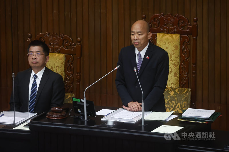 行政院長卓榮泰12日到立法院備詢,下午議程進行到一半時,立法院長韓國瑜(右)神情嚴肅,針對台下委員席空蕩蕩一事表達不滿,指出這對行政院非常不尊重,隨後宣布休息10分鐘,請各黨團派員到場。中央社記者王騰毅攝 114年8月12日