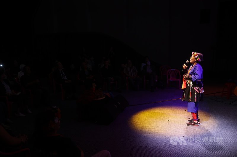 傳藝中心台灣音樂館9月起將推出「風華再現–近代原民流行音樂系列活動」,12日在台灣戲曲中心舉辦宣告記者會,現場邀請南王民生康樂隊主唱吳花枝(圖)登台獻唱。中央社記者趙世勳攝 114年8月12日