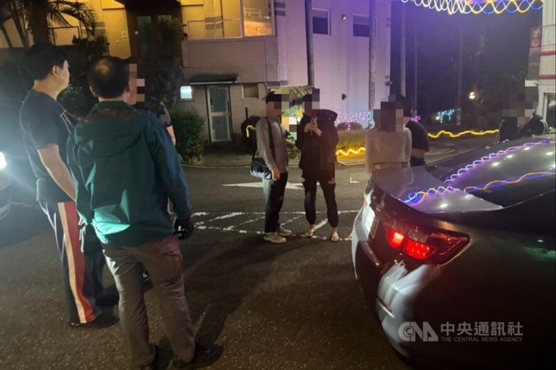 台灣桃園地方檢察署12日宣布偵破詐騙集團、通訊行業者及3C通路聯手盜刷案，依詐欺罪等起訴17人，其中詐團核心成員及通路經銷商區經理遭求處20年重刑。圖為檢警查緝偵辦情形。（翻攝照片）中央社記者吳睿騏桃園傳真　114年8月12日