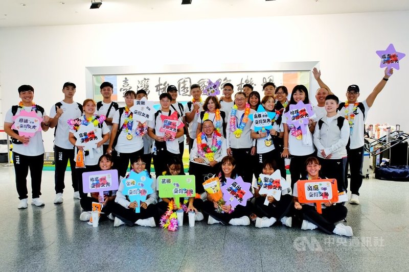 台灣女子拔河代表隊日前在2025成都世運會完成6連霸驚人紀錄，12日搭機返抵台灣，全隊開心在機場合影留念。中央社記者吳睿騏桃園機場攝　114年8月12日
