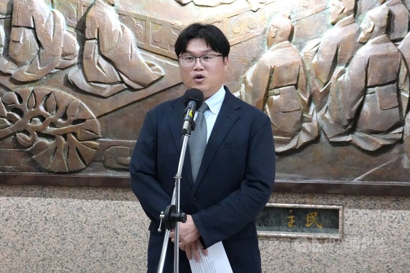 台師大女足抽血案受社會關注,教育部12日召開跨部會專案小組會議,次長朱俊彰(圖)會後說明,目前實地查核台師大10件涉及血液樣本研究案,有8件不符人體研究法規定。中央社記者陳至中台北攝 114年8月12日