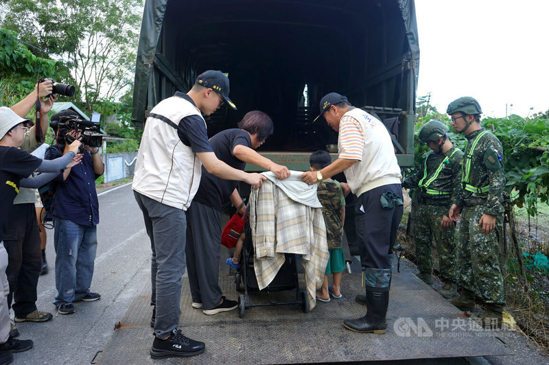 花蓮馬太鞍溪上游因大規模崩塌形成堰塞湖,受颱風楊柳影響有潰決風險,光復鄉12日下午實施預防性撤離,由國軍支援接駁車輛。中央社記者張祈攝 114年8月12日