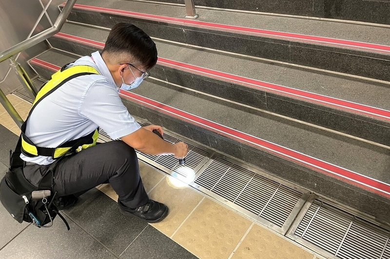 颱風楊柳持續逼近台灣，桃園大眾捷運公司表示，已依據標準作業程序啟動防颱整備作業，主動檢視防颱防汛設備，包括各車站入口處的防洪閘門及抽水設備等，加強各場站防汛巡查，並於防汛期前完成隧道內防水隔艙閘門年檢及測試，以確保颱風期間捷運系統和旅客安全。（桃園大眾捷運公司提供）中央社記者吳睿騏桃園傳真　114年8月12日