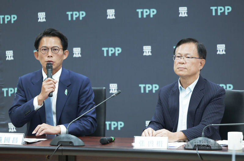 丹娜絲風災與後續雨勢重創西南部，台灣民眾黨立法院黨團總召黃國昌（左）、副總召張啓楷（右）12日在立法院舉行「救災不要大小眼 特別條例不要差別待遇」記者會，提出「丹娜絲颱風及七二八豪雨災後復原重建特別條例草案」，要求中央政府專款專用、不得流用。中央社記者裴禛攝 114年8月12日
