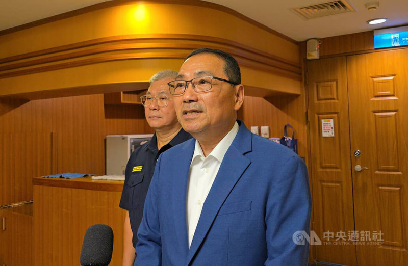 台灣民眾黨主席黃國昌11日表態投入2026年新北市長選舉。對此，新北市長侯友宜（前）12日接受媒體聯訪時簡短表示，參選是每個人的權利，他歡迎任何想為新北市做事的人。中央社記者趙敏雅攝  114年8月12日