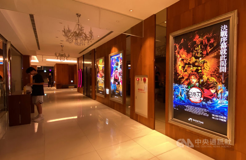 板橋秀泰影城在臉書粉專公布，將於31日最後一天營業，持有板橋秀泰有效期限內票券的消費者仍可於全台秀泰影城使用。圖為12日下午影城內的電影看板。中央社記者黃旭昇新北市攝　114年8月12日