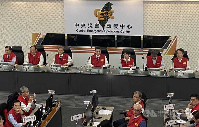 颱風楊柳逼近台灣,中央災害應變中心12日晚間進行第3次工作會報暨情資研判會議,行政院長卓榮泰(後中)到場視導,並和高雄市、嘉義縣、台南市、屏東縣、台東縣和花蓮縣等地方應變中心進行視訊。中央社記者黃麗芸攝 114年8月12日