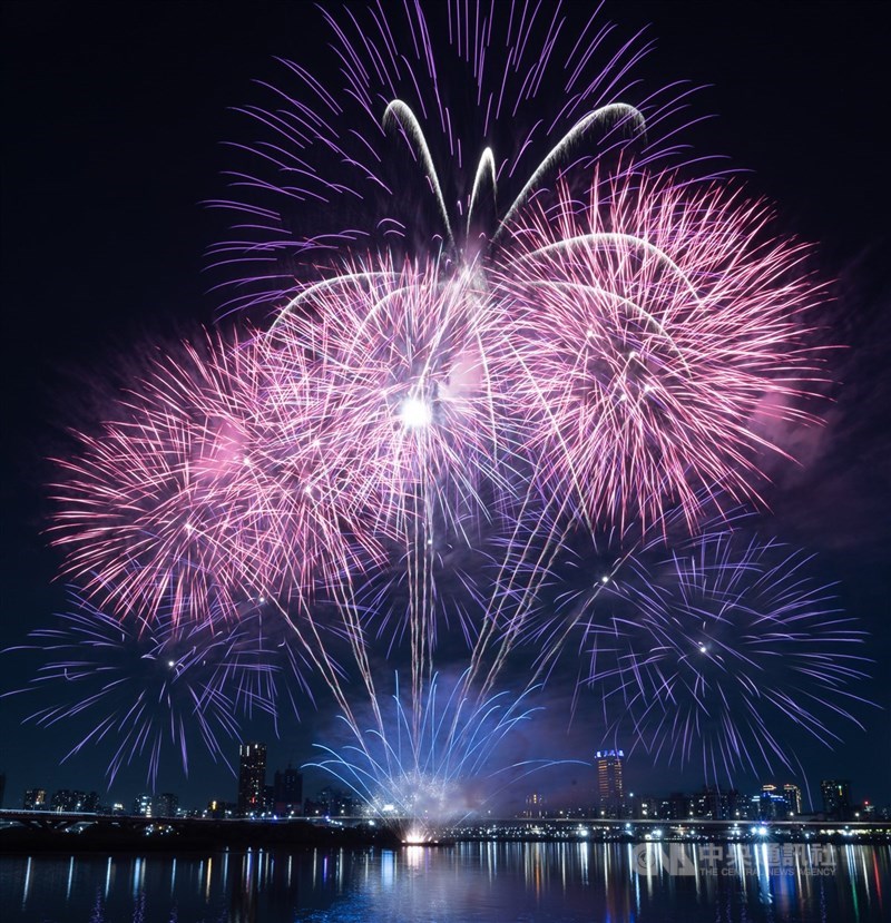 台北市觀傳局表示,颱風楊柳逼近,依據氣象預報,8月 13日台北市市區陣風約8到9級,超出煙火施放標準,13日 晚間煙火秀取消。(中央社檔案照片)