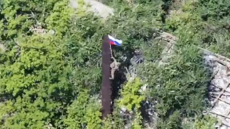 俄羅斯部隊12日在頓內茨克州一處據點升起旗幟。（Russian Defence Ministry/Handout via 路透社）