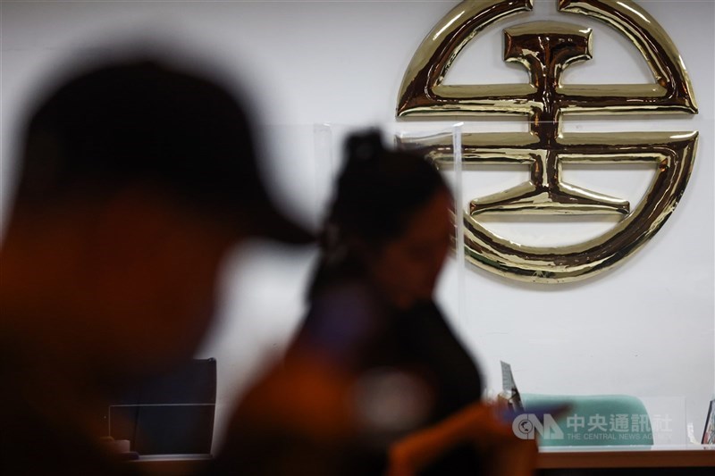 中度颱風楊柳來襲,台鐵公司表示,12日全線列車正常行駛,預計晚間8時30分公布13日列車行駛資訊。(中央社檔案照片)