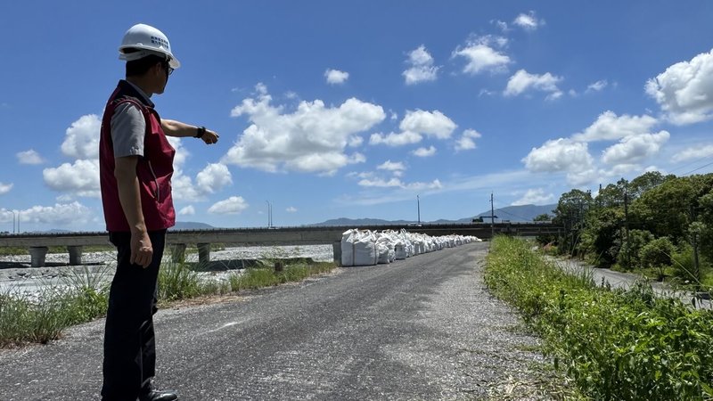 花蓮馬太鞍溪上游因大規模崩塌形成堰塞湖,受颱風楊柳逼近夾帶風雨,水利署第九河川分署也在馬太鞍溪下游預布因應設施,加強監測工作。(第九河川分署提供)中央社記者張祈傳真 114年8月12日