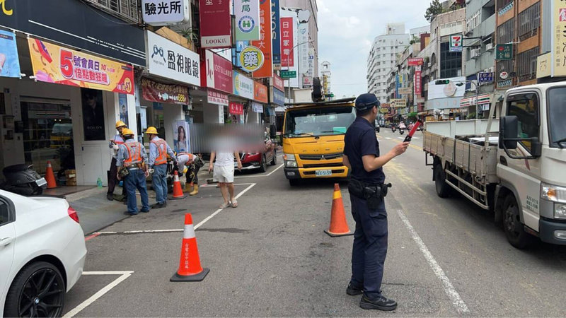 台中市西屯區多處路口號誌12日近中午因電箱異常短路冒煙導致故障，造成交通受影響，警方通報台電人員進行搶修，同時在現場實施交通警戒與疏導，避免車流回堵及事故發生。（民眾提供）中央社記者郝雪卿傳真　114年8月12日