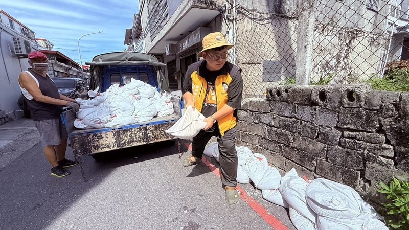 颱風楊柳持續接近,台東市豐榮里里長施晧軒(圖)12日表示,里內長者多、行動不便,所以在颱風前趕緊開小貨車向公所領取沙包後,堆放在巷口以便民眾領取。(民眾提供)中央社記者李先鳳傳真 114年8月12日