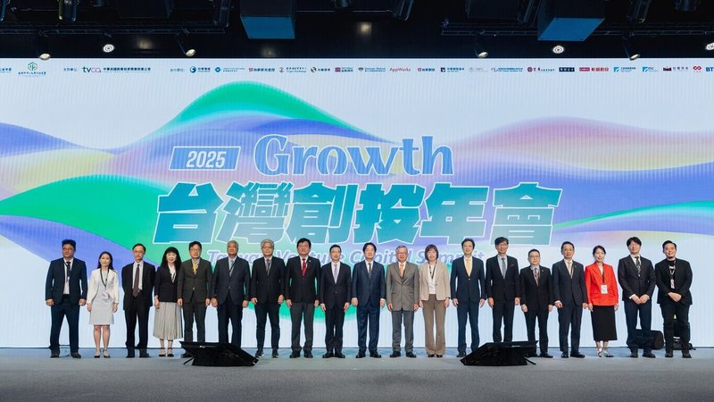 證交所董事長林修銘（右5）今天出席2025台灣創投年會，表示透過創新板2.0，要讓台灣成為優質創新企業亞洲掛牌的首選平台。（證交所提供）中央社記者曾仁凱傳真　114年8月12日