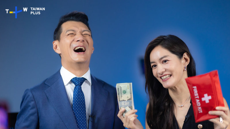 藝人聶雲（左）主持英語脫口秀The Taipei Tonight Show，第4季首集就邀請台海戰爭劇「零日攻擊」的演員謝怡芬（Janet）（右）來作客，暢聊拍戲的過程與點滴。（TaiwanPlus提供）中央社記者洪素津傳真　114年8月12日