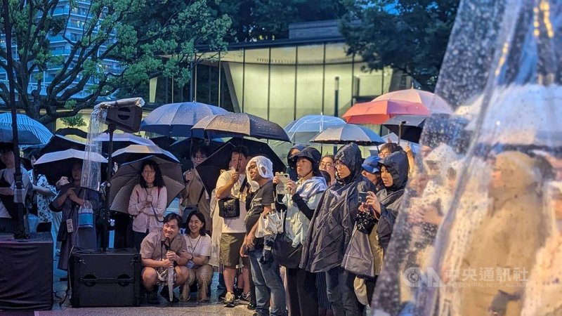 文化部在日本大阪世博期間舉辦「We TAIWAN台灣文化in大阪.關西世博」活動,台灣布袋戲藝師齊聚,作品「伏魔英雄帖之再現白光劍」演出期間雖頻遇陣雨,仍吸引日本民眾冒雨追戲。中央社記者王寶兒大阪攝 114年8月12日