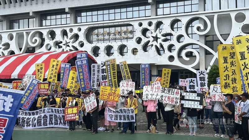 彰化生命園區開發計畫環評會12日下午在彰化縣立體育場舉行，場外聚集約600名反對民眾陳情抗議，眾人高舉布條標語反對設立火葬場。中央社記者吳哲豪彰化攝  114年8月12日
