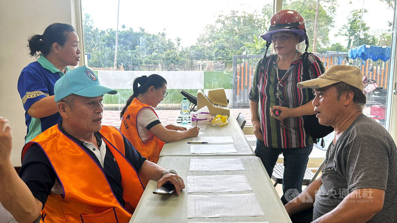 中央氣象署持續發布颱風楊柳海上陸上颱風警報,12日傍晚陸警範圍擴大為南投、彰化以南及花東地區。花蓮縣光復鄉公所在大馬村香草場部落設置接駁點,統計撤離民眾人數及名單。中央社記者張祈攝 114年8月12日
