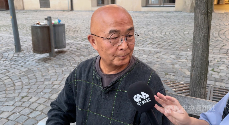 中國異議作家廖亦武長年流亡海外，他在接受中央社專訪時直言，中國是獨裁國家，台灣人對專制獨裁的危害認識遠遠不足。獨裁政權不會在乎什麼「我們是同一個文化的根」，若輕信這種謊言，最終結果就像蒲亭吞併烏克蘭一樣。中央社記者劉郁葶布爾諾攝 114年8月12日