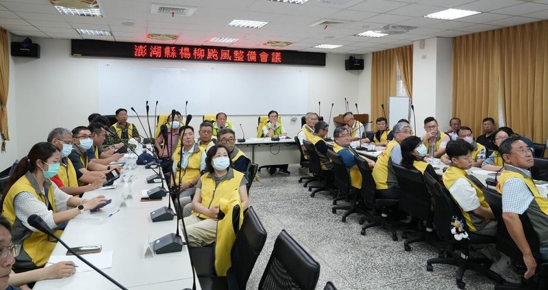 颱風楊柳持續接近，澎湖縣政府12日下午完成各項災害應變整備作業，縣府也召開整備會議，縣長陳光復（後中）提醒民眾務必做好防颱準備。（澎湖縣政府提供）中央社  114年8月12日
