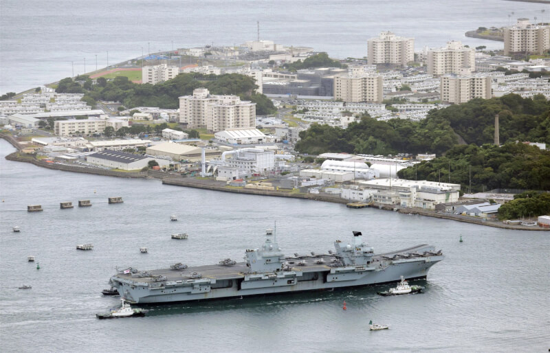 英國海軍最新型航空母艦「威爾斯親王號」12日進入位於日本神奈川縣的美軍橫須賀基地。（共同社）