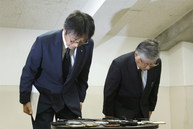 日本廣陵高中在夏季甲子園首戰獲勝後宣布退賽，校長堀正和（左）10日出面說明。（共同社）