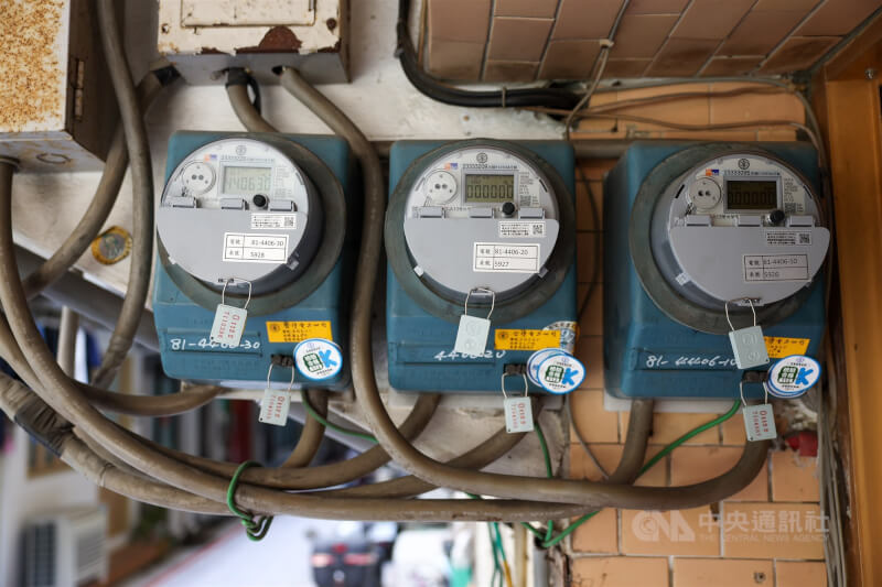 工總表示,受對等關稅影響,建議政府能動漲電價、緩徵碳價與擴大紓困。圖為台北市師大商圈一處社區電表。(中央社檔案照片)
