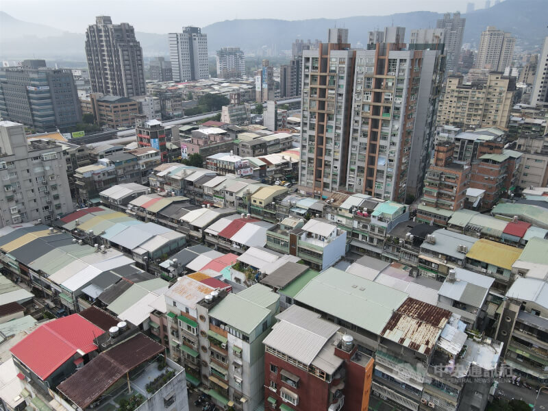 圖為從高處俯瞰台北市北投區住宅建築。（中央社檔案照片）