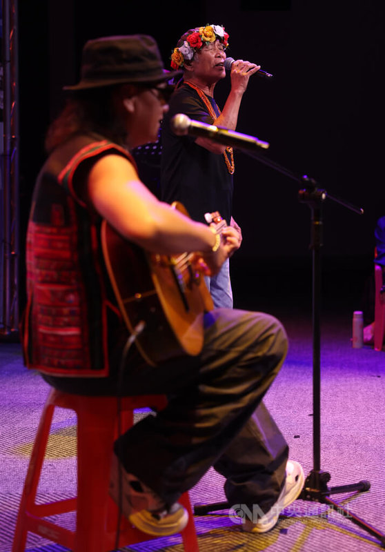 「風華再現–近代原民流行音樂系列活動」9月將開跑,12日在台灣戲曲中心舉行宣告記者會,歌手桑布伊(前)現場與陳明仁(後)同台合唱經典原民歌曲。中央社記者趙世勳攝 114年8月12日