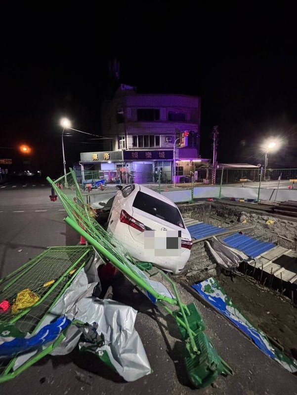 台南市吳姓男子12日凌晨駕車返家、途經北門區自撞道路工程圍籬，遭警方查獲酒駕又毒駕，且被搜出毒品送辦。（民眾提供）中央社記者張榮祥台南傳真 114年8月12日