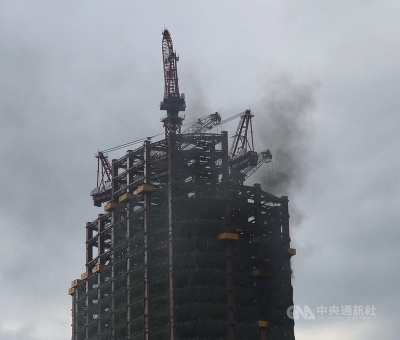位於台北市中正區的台北雙子星大樓正持續施工中，為捷運共構大樓建案，12日下午工地高樓層處一度冒出黑煙，但很快獲得控制，黑煙也隨之消失。中央社記者王飛華攝　114年8月12日。