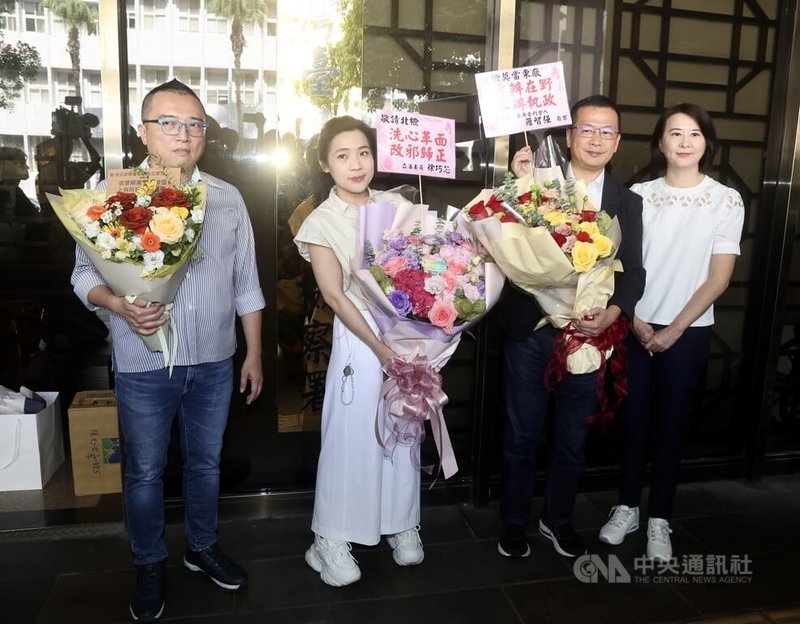 民眾黨秘書長周榆修（左起）、國民黨立委徐巧芯、羅智強、王鴻薇12日前往台北地檢署，致贈花束給台北地檢署檢察長王俊力，質疑北檢辦藍白不辦綠，呼籲檢調公平辦案。中央社記者張皓安攝 114年8月12日