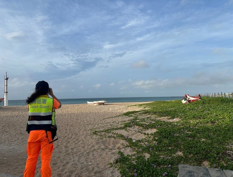 颱風楊柳來襲，海巡署金馬澎分署13日表示，離島地區以金門、澎湖影響最劇烈，上午將公告港口及岸際警戒區域，海巡人員為降低災害風險、維護民眾安全，將採取積極執法作為，依災害防救法規定，對擅自進入警戒區者，逕行開立舉發單，並移送地方政府裁罰。（海巡署金馬澎分署提供）中央社記者吳玟嶸傳真　114年8月13日