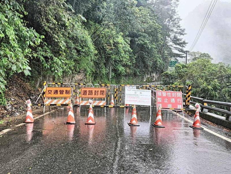 受到颱風楊柳影響，13日上午7時起南橫公路向陽至初來預警性封閉，待颱風過後路巡安全無慮再開放。（公路局提供）中央社記者盧太城台東傳真  114年8月13日