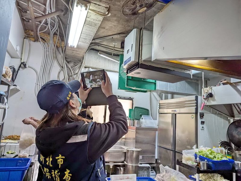 新北市環保局打造「環保數位指揮中心」,在民眾通報案件後即時派案給稽查人員,全程採線上作業,有效節省人力並強化執行力。(新北市環保局提供)中央社記者黃旭昇新北市傳真 114年8月13日