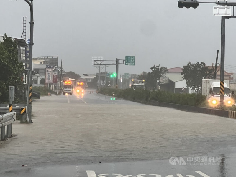 颱風楊柳快閃襲台,花東地區與南台灣多個縣市13日大雨不斷,屏東縣枋寮鄉中正大路出現積水,警方獲報後協助調撥車道供通行。中央社記者李卉婷攝 114年8月13日